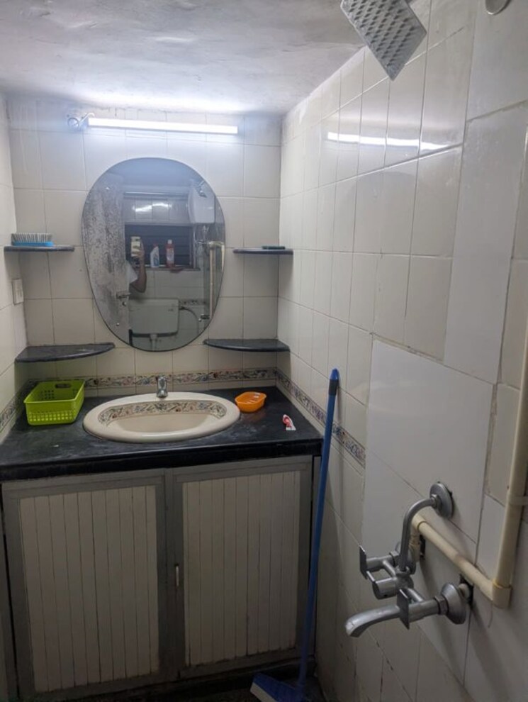 Bathroom, om-viraj-apartment 2 Bedroom 700 Sq.Ft. Apartment In Andheri West Mumbai 9765965