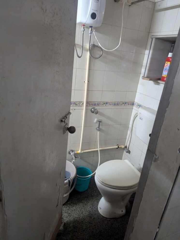 Bathroom, om-viraj-apartment 2 Bedroom 700 Sq.Ft. Apartment In Andheri West Mumbai 9765965