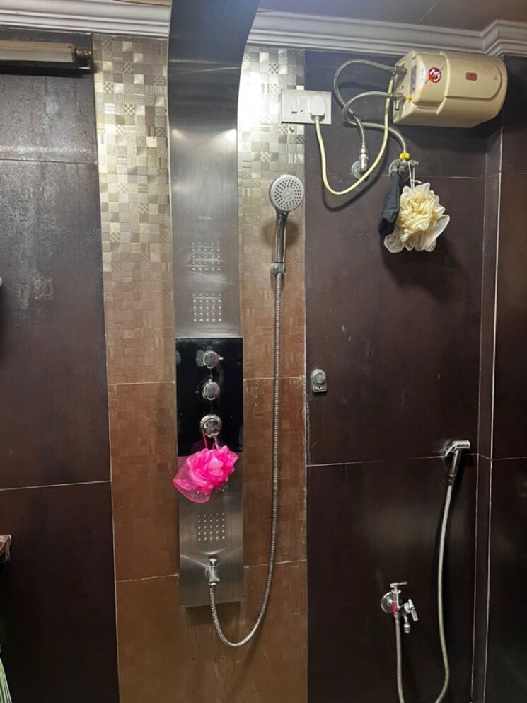 Attached Bathroom, shiv-om-complex 3 Bedroom 1000 Sq.Ft. Apartment In Powai Mumbai 9766093