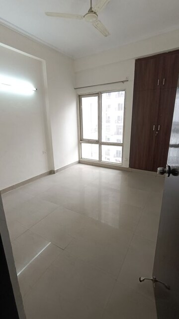 Room in 2 BHK Apartment at Antriksh Golf View, Sector 78 – for Rent