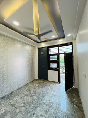 Room in 3.5 BHK Builder Floor at Surya Apartments Govindpuram, Govindpuram – for Sale