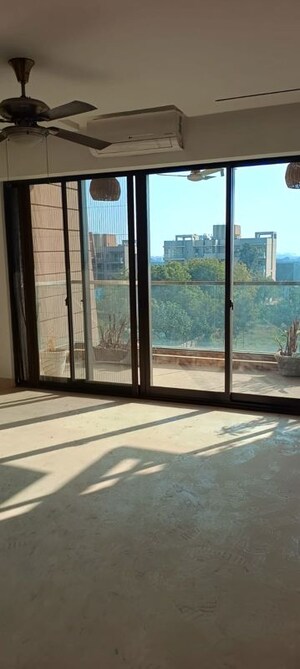 Room in 3.5 BHK Apartment at DLF Windsor Court, Dlf Phase iv – for Sale