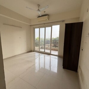 Room in 4 BHK Apartment at Adani Oyster Grande Phase 2, Sector 102a – for Rent