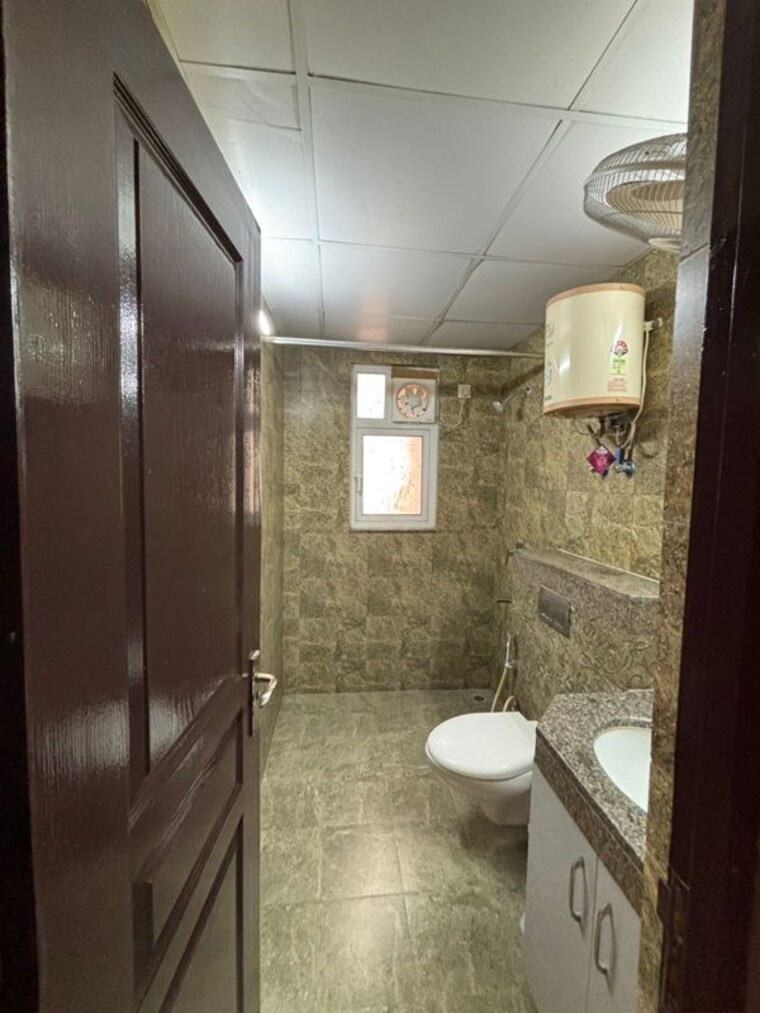 Bathroom, experion-the-heart-song 3.5 Bedroom 2003 Sq.Ft. Apartment In Sector 108 Gurgaon 9766775