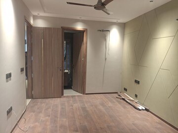 Room in 3 BHK Builder Floor at Dlf Phase I – for Sale