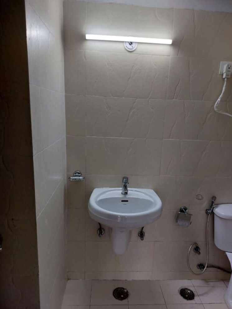 Bathroom, amrapali-sapphire-phase-ii 4 Bedroom 3075 Sq.Ft. Apartment In Sector 45 Noida 9767020