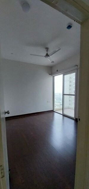 Room in 2 BHK Apartment at Mahagun Mantra I, Sector 10 Greater Noida – for Rent