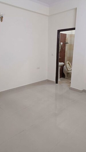 Room in 2 BHK Apartment at Indirapuram Shakti Khand 1 – for Rent