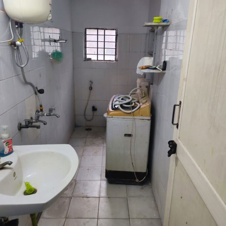 Bathroom, rwa-jalvayu-vihar-noida 1.5 Bedroom 600 Sq.Ft. Apartment In Sector 25 Noida 9767310