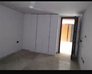 Room in 4 BHK Apartment at DLF The Summit, Dlf Phase V – for Rent