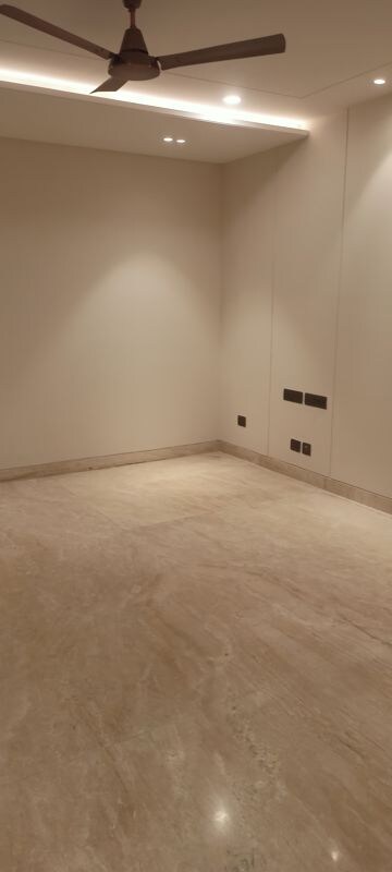 Room in 4 BHK Builder Floor at DLF City Phase IV, Dlf Phase iv – for Rent