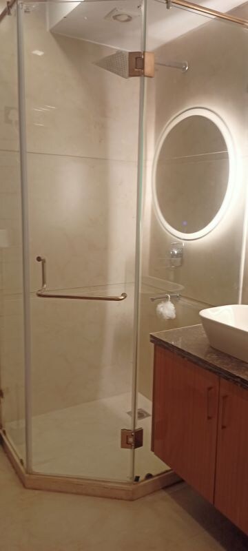 Bathroom in 4 BHK Builder Floor at DLF City Phase IV, Dlf Phase iv – for Rent