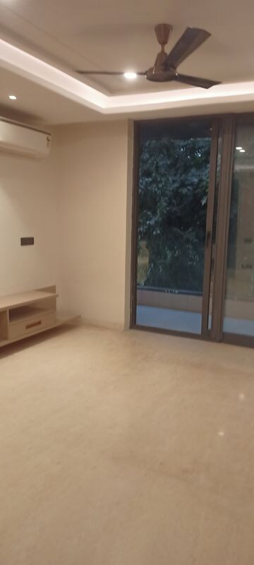 Room in 4 BHK Builder Floor at DLF City Phase IV, Dlf Phase iv – for Rent