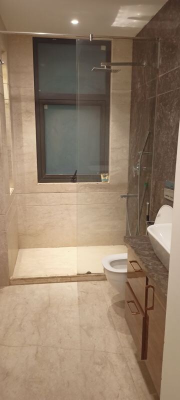 Bathroom in 4 BHK Builder Floor at DLF City Phase IV, Dlf Phase iv – for Rent
