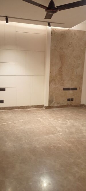 Room in 4 BHK Builder Floor at DLF City Phase IV, Dlf Phase iv – for Rent