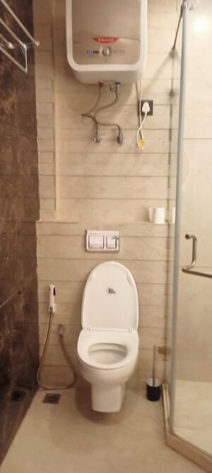 Bathroom in 4 BHK Builder Floor at DLF City Phase IV, Dlf Phase iv – for Rent
