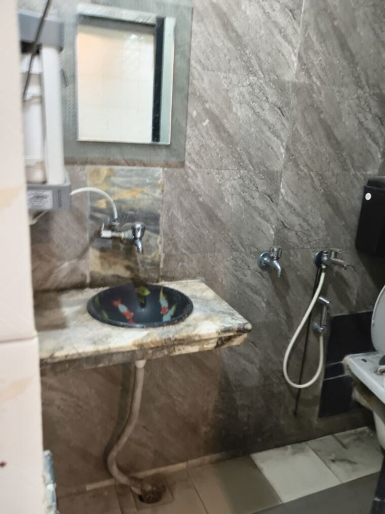 Bathroom, vile parle west 1 Bedroom 300 Sq.Ft. Apartment In Vile Parle West Mumbai 9767371