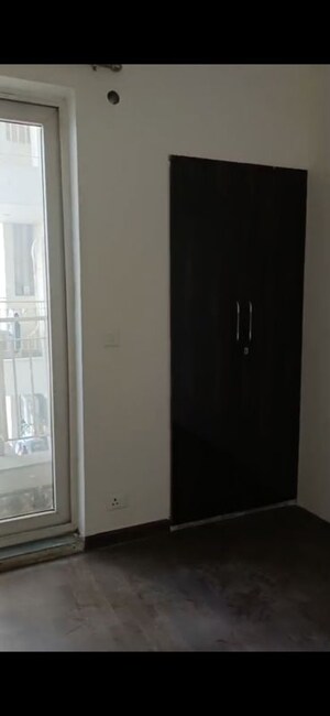 Room in 3 BHK Apartment at BPTP Discovery Park, Sector 80 – for Rent