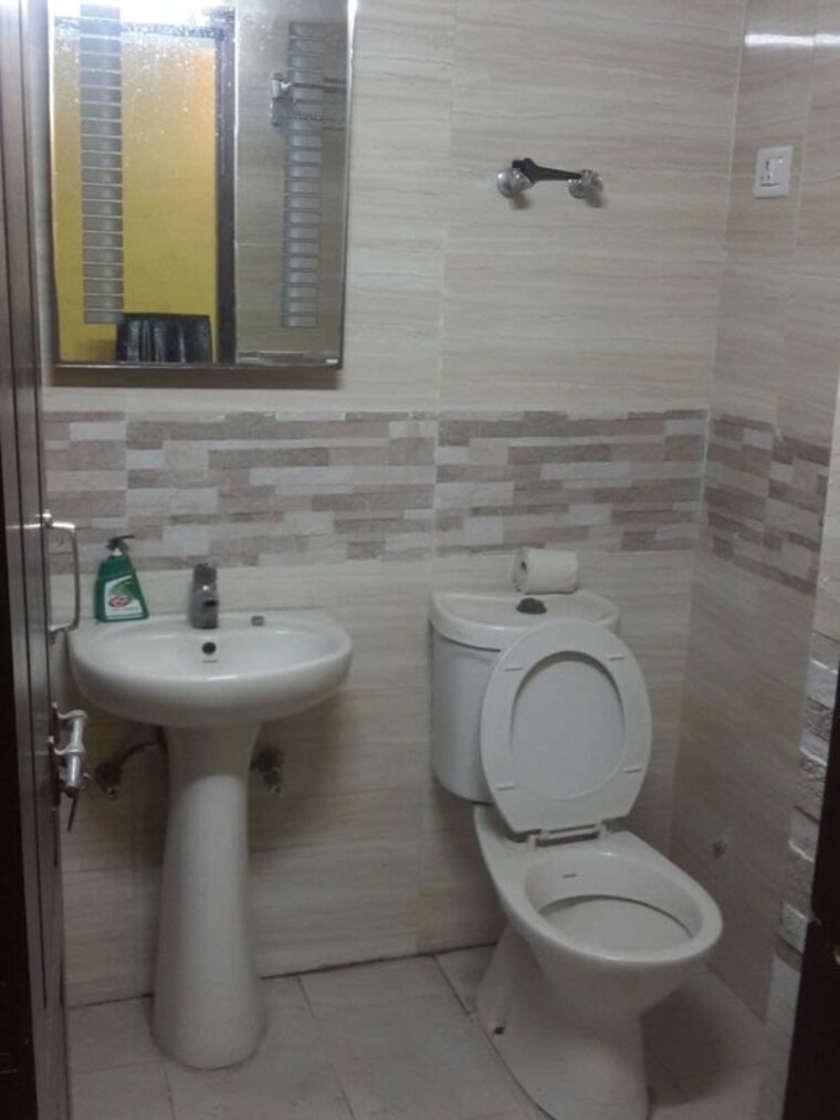 Bathroom, amrapali-princely-estate 2 Bedroom 875 Sq.Ft. Apartment In Sector 76 Noida 9767395