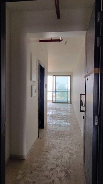 Room in 3 BHK Apartment at Oberoi Maxima, Andheri East – for Sale