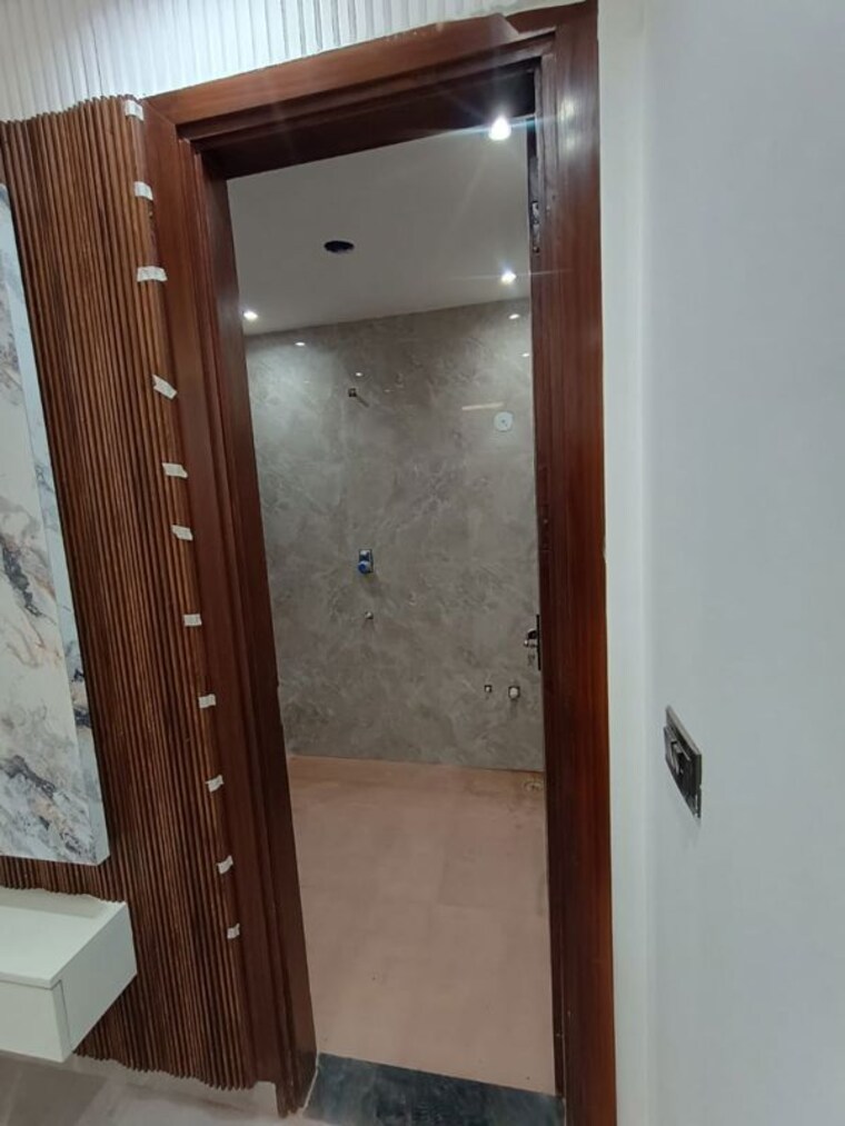 Balcony, igi airport area 3 Bedroom 1000 Sq.Ft. Builder Floor In Igi Airport Area Delhi 9767495