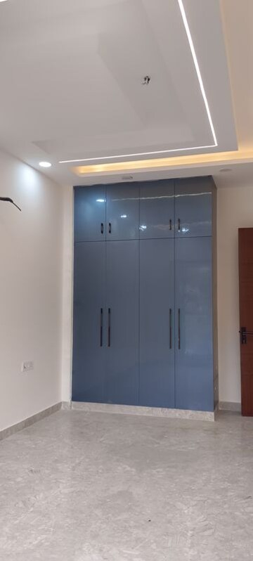 Building Lobby in 3 BHK Builder Floor at Janakpuri – for Sale