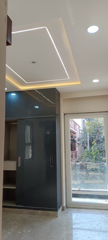 Building Lobby in 3 BHK Builder Floor at Janakpuri – for Sale