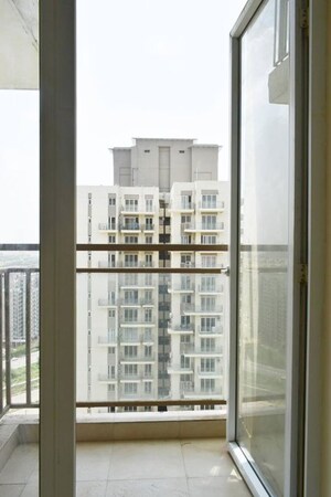 Room in 3.5 BHK Apartment at Conscient Heritage Max, Sector 102 – for Rent