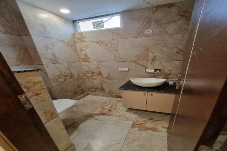 Bathroom, paschimpuri 3 Bedroom 200 Sq.Yd. Builder Floor In Paschimpuri Delhi 9767527