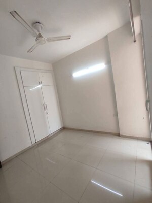 Room in 2 BHK Apartment at Gaur City 2 - 14th Avenue, Sector 16c Greater Noida – for Rent
