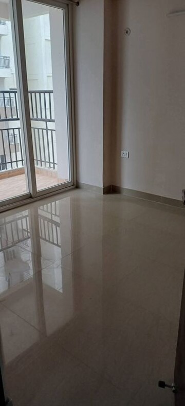 Room in 3 BHK Apartment at Amrapali Golf Homes, Sector 4 Greater Noida – for Rent