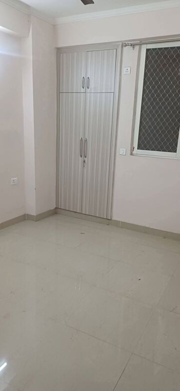 Room in 3 BHK Apartment at Amrapali Golf Homes, Sector 4 Greater Noida – for Rent