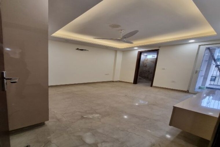 Room, paschimpuri 3 Bedroom 209 Sq.Yd. Builder Floor In Paschimpuri Delhi 9768044