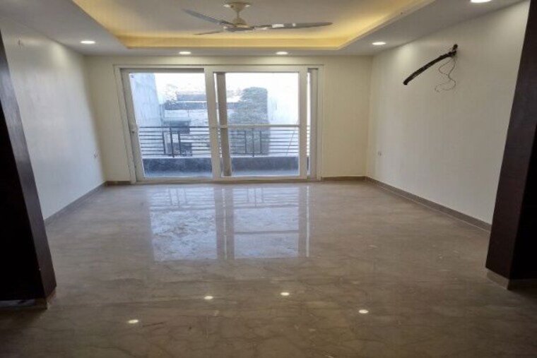 Room, paschimpuri 3 Bedroom 252 Sq.Yd. Builder Floor In Paschimpuri Delhi 9768062