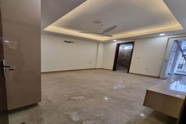 Room, paschimpuri 3 Bedroom 304 Sq.Yd. Builder Floor In Paschimpuri Delhi 9768080