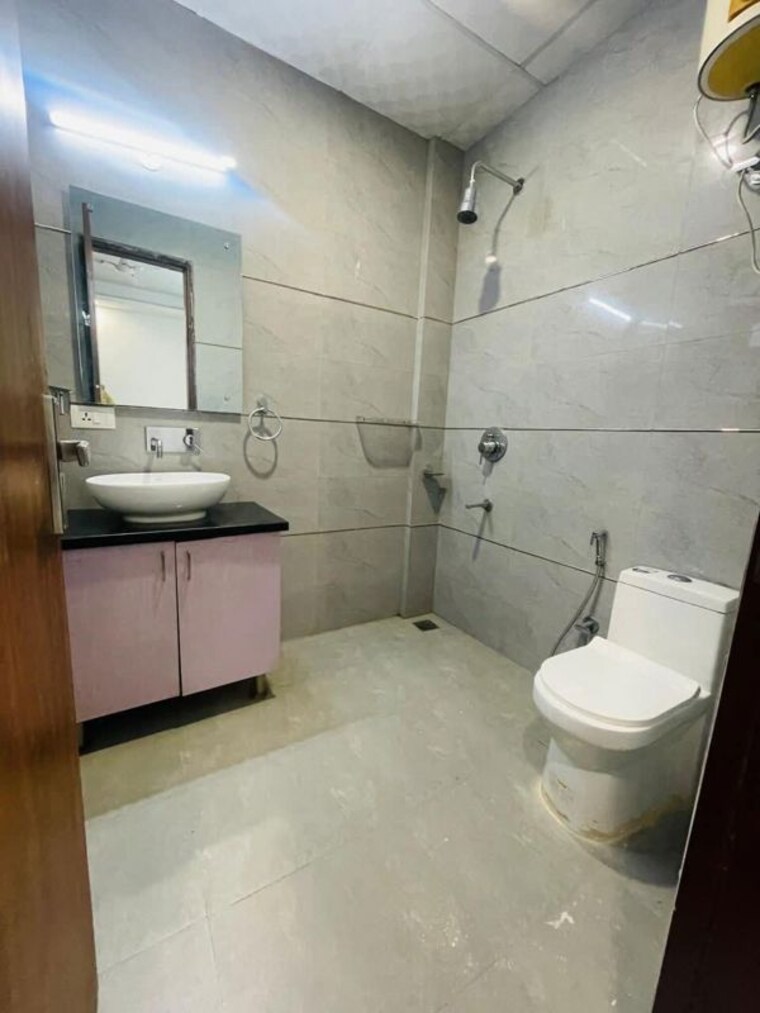 Bathroom, freedom fighters enclave 2 Bedroom 1000 Sq.Ft. Apartment In Freedom Fighters Enclave Delhi 9768427