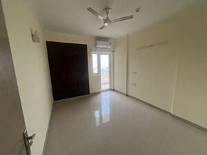 Room in 3 BHK Apartment at Pareena Micasa, Sector 68 – for Rent