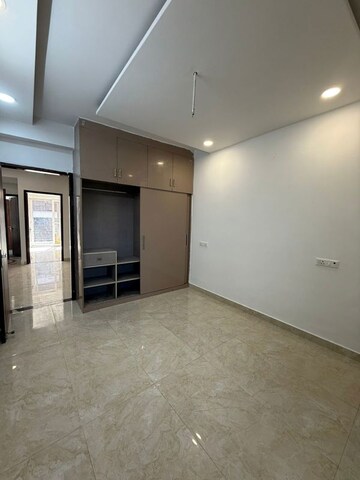 Room in 3 BHK Apartment at Vip Road – for Rent