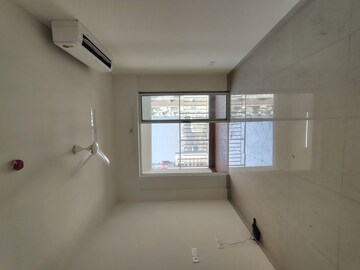 Room in 2 BHK Apartment at Lodha Amara Tower 23, Kolshet Road – for Rent