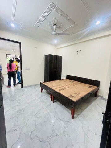 Bedroom in 3 BHK Builder Floor at Sector 40 – for Rent