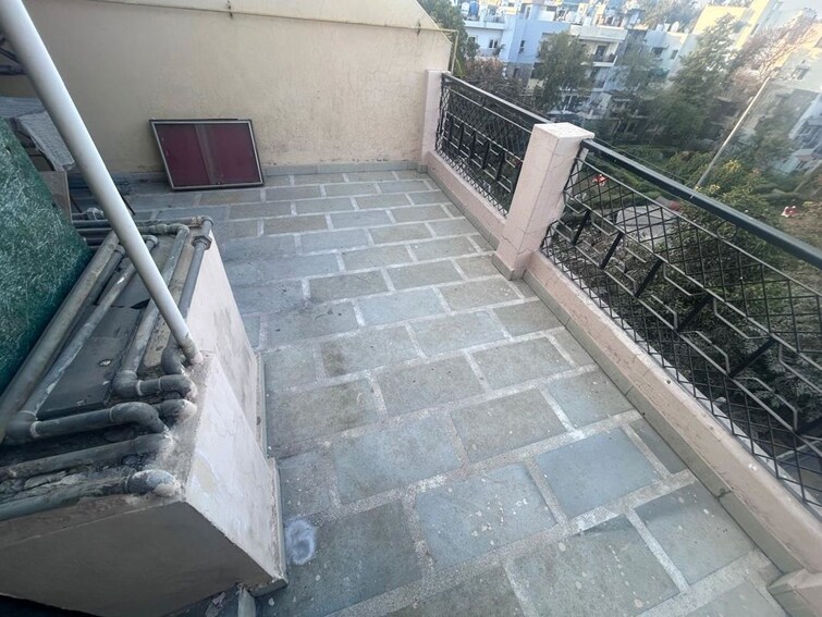 Balcony, shalimar bagh 1 Bedroom 900 Sq.Ft. Builder Floor In Shalimar Bagh Delhi 9769574