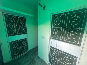 Furnished Amenities in 1 BHK Builder Floor at Shalimar Bagh – for Rent