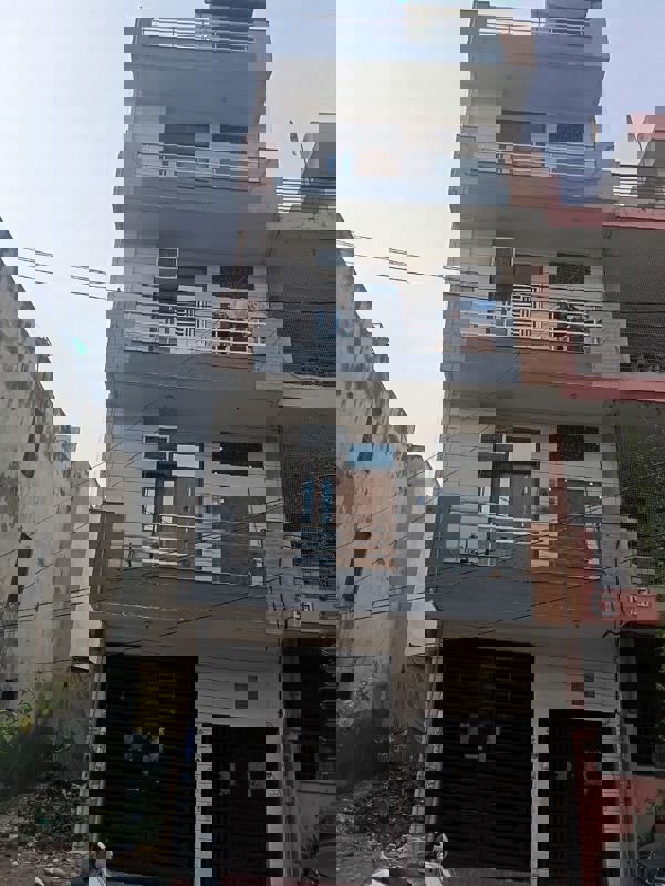 6 BHK + Extra Room 3200 Sq.Ft. Independent House in Vasundhara Pride