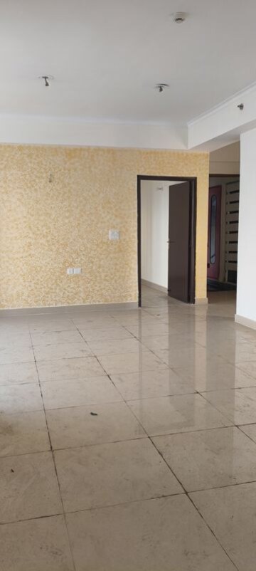 Room in 3.5 BHK Apartment at Amrapali Crystal Homes, Sector 76 – for Rent