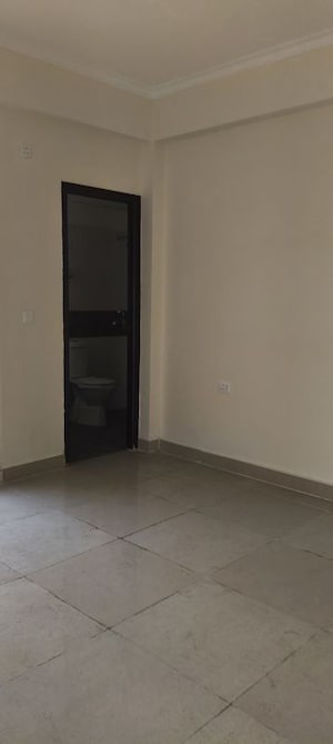 Room in 3.5 BHK Apartment at Amrapali Crystal Homes, Sector 76 – for Rent