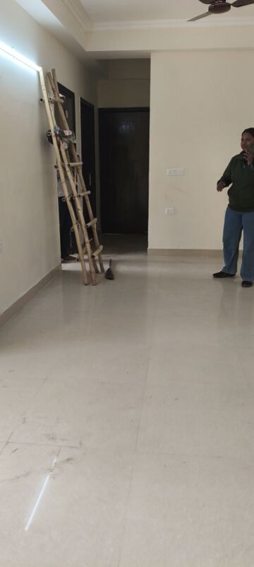 Room in 3.5 BHK Apartment at Amrapali Crystal Homes, Sector 76 – for Rent