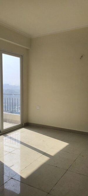 Room in 3.5 BHK Apartment at Amrapali Crystal Homes, Sector 76 – for Rent