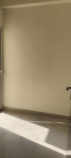 Room in 3.5 BHK Apartment at Amrapali Crystal Homes, Sector 76 – for Rent