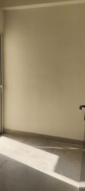 Room in 3.5 BHK Apartment at Amrapali Crystal Homes, Sector 76 – for Rent