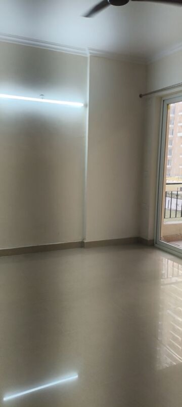 Room in 3.5 BHK Apartment at Amrapali Crystal Homes, Sector 76 – for Rent